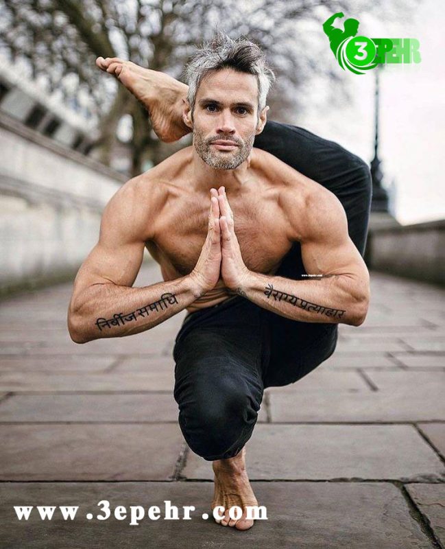یوگا چه فوایدی دارد ؟ ، مردی که یک پای خود را بالای سر خود آورده است